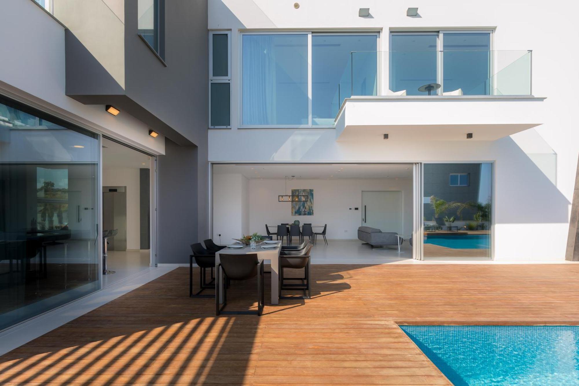 Seaview Luxury Villa *